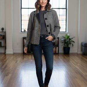 Chic & Cozy Gray Herringbone Tweed Jacket - Cropped Fit with Snap Closures